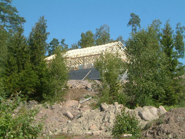 25-7-2006kvarter 15 tomt 7 gustafsson.JPG - stommen monterad i måttkapat lösvirke, även takstolarna monterade